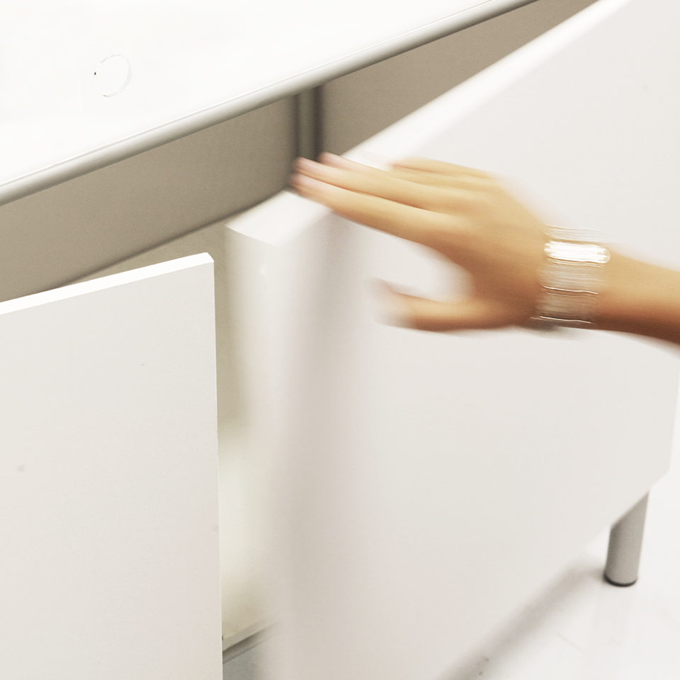 маленькая дверца витрины