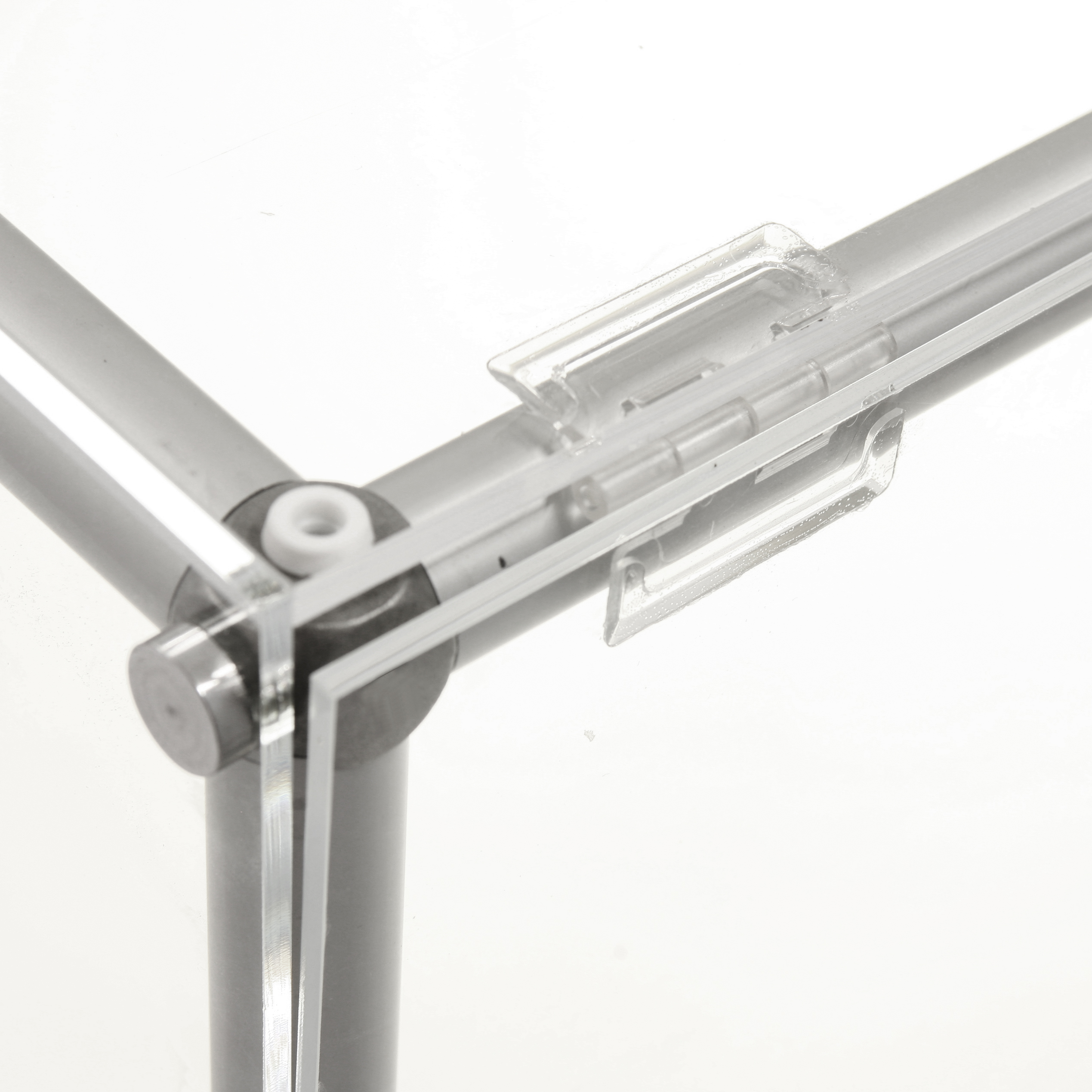 открывающаяся дверца витрины