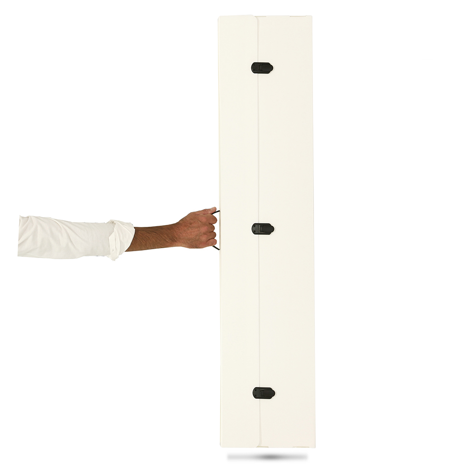 Жесткий чемодан для переносного изогнутого дисплея.