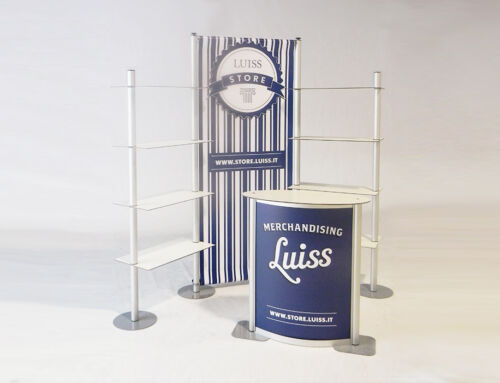 Выставочный стенд с регулируемыми полками