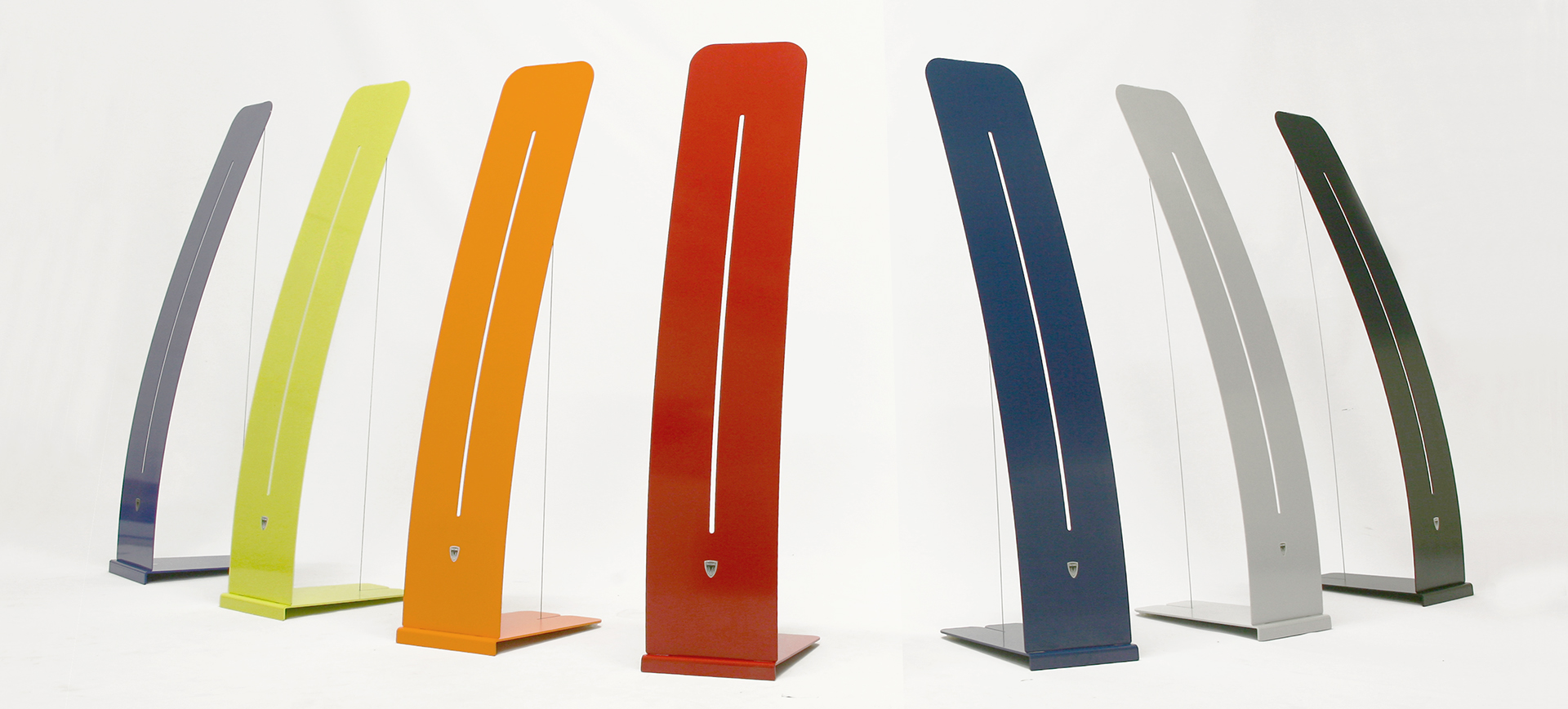 Выставочный стенд с изогнутой формой.