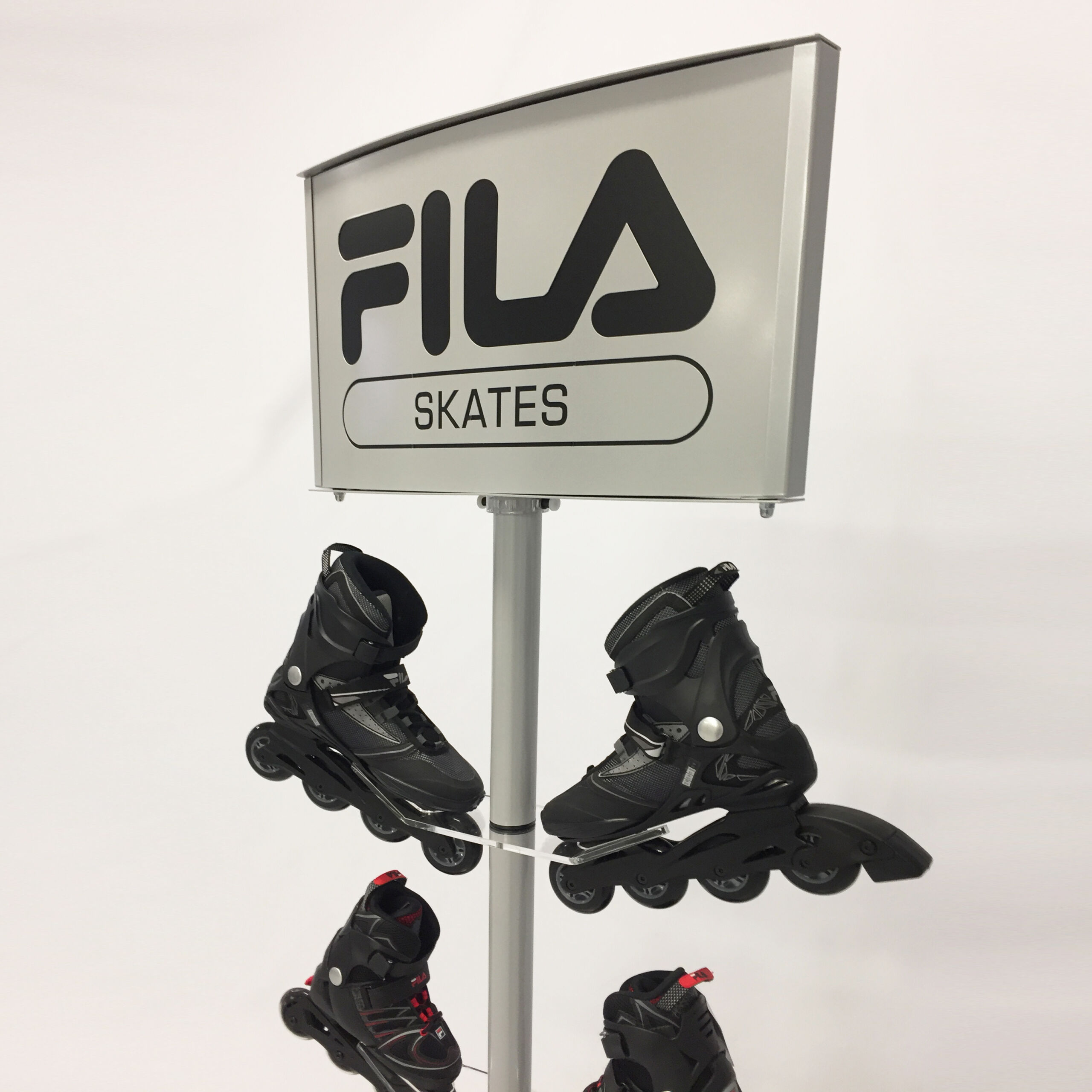 выставочный стенд с полками и экспозиционными нишами