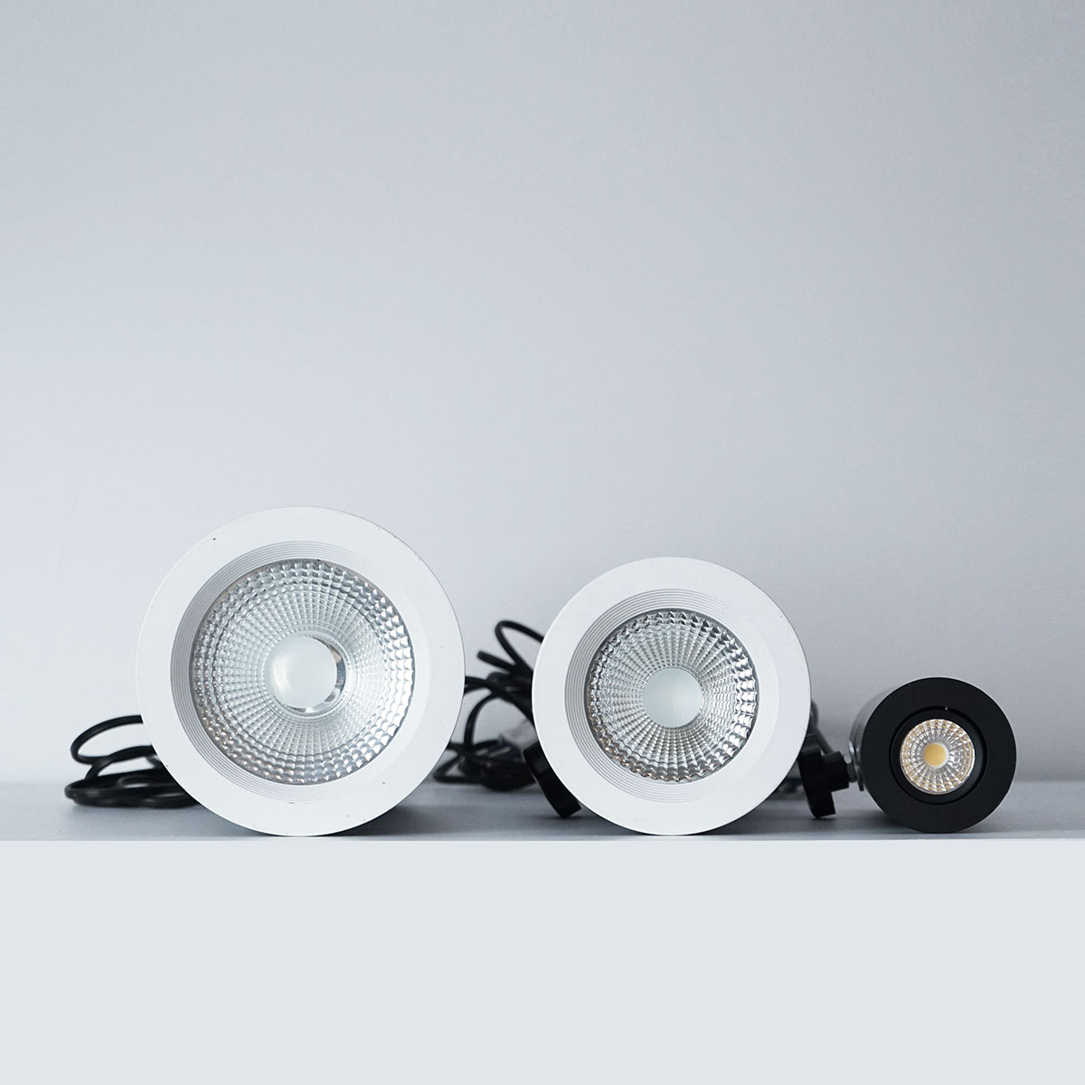 выставочный стенд с полками и экспозиционными нишами