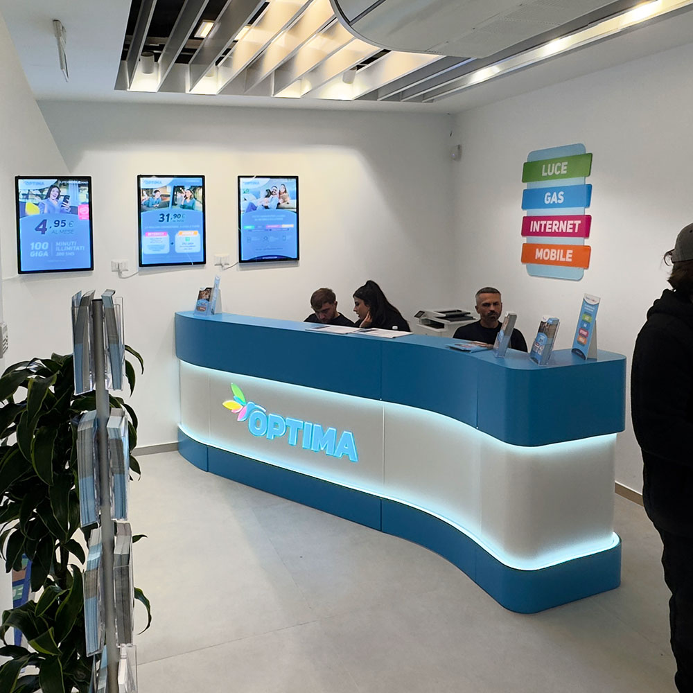 выставочный стенд с полками и экспозиционными нишами