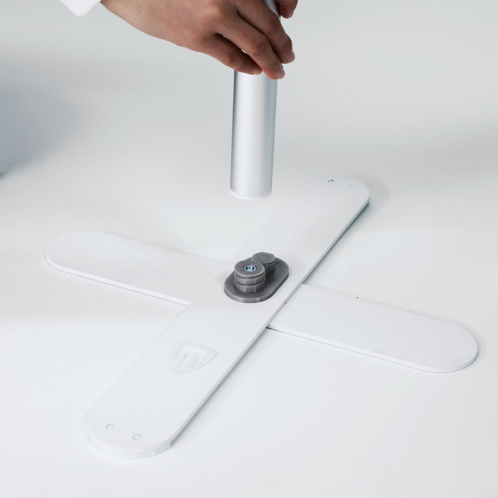 Держатель характеристик с открывающейся панелью из плекса.