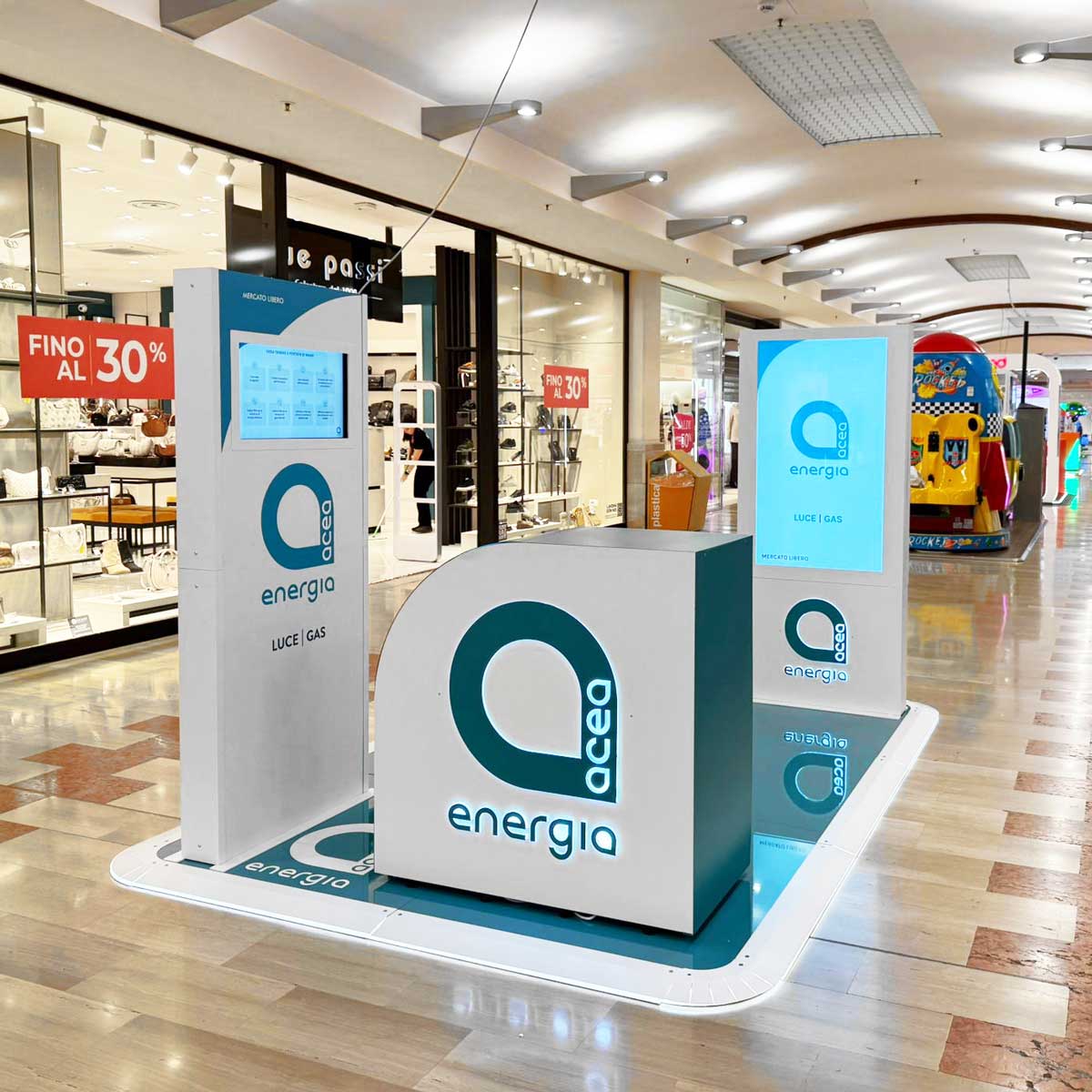 выставочный стенд с полками и экспозиционными нишами