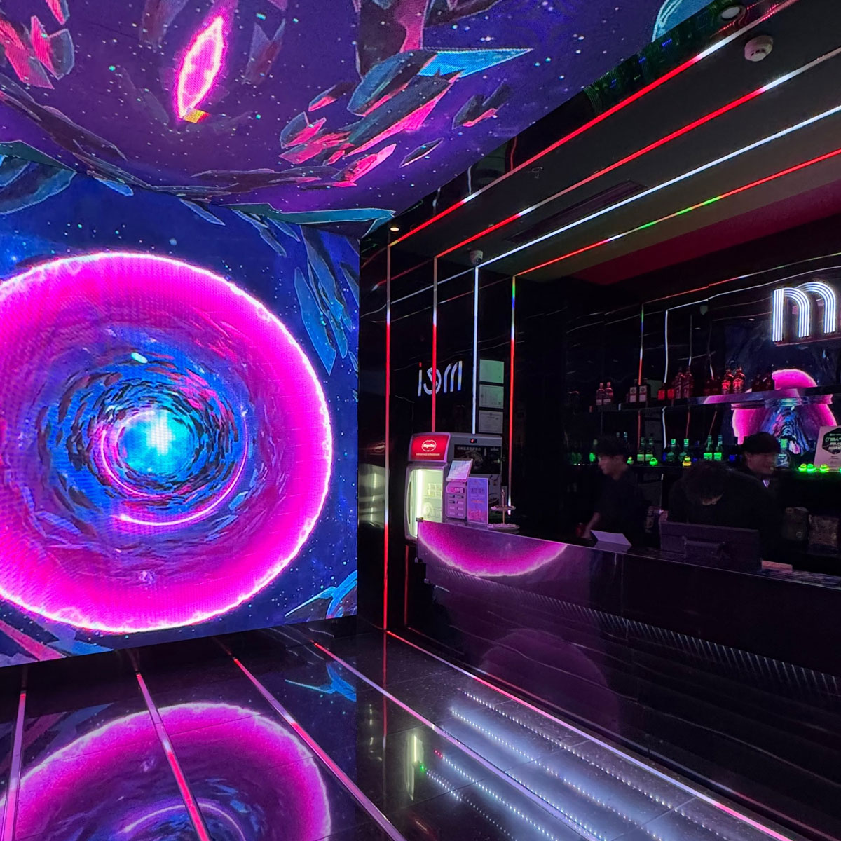 выставочный стенд с полками и экспозиционными нишами