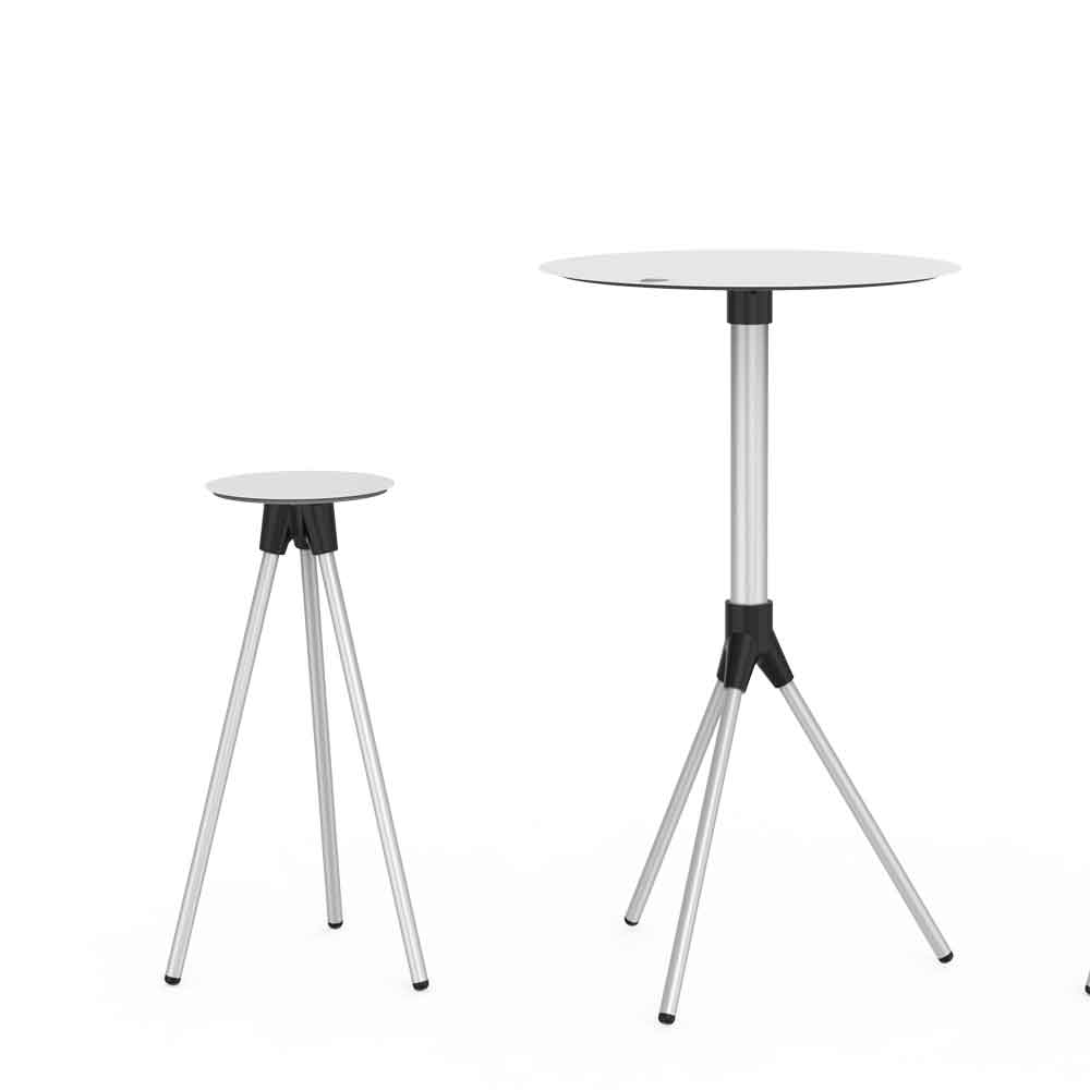 выставочный стенд с полками и экспозиционными нишами