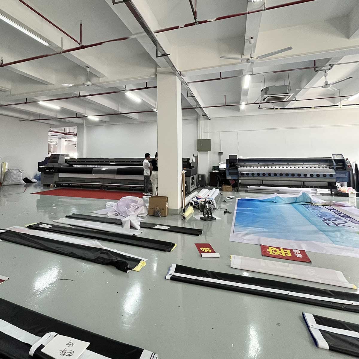 выставочный стенд с полками и экспозиционными нишами