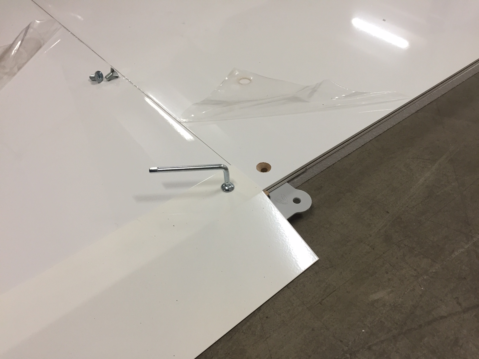 выставочный стенд с полками и экспозиционными нишами