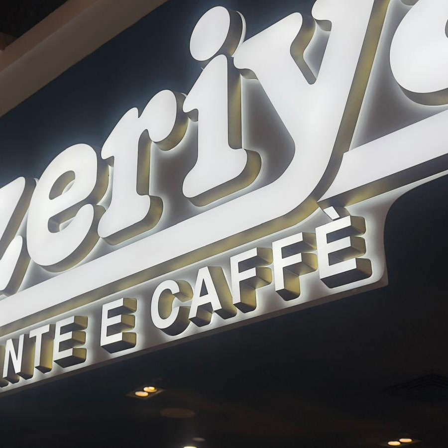 выставочный стенд с полками и экспозиционными нишами