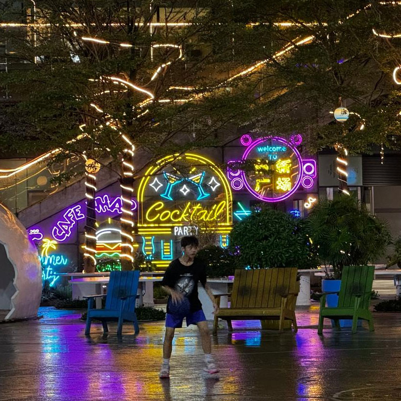 выставочный стенд с полками и экспозиционными нишами