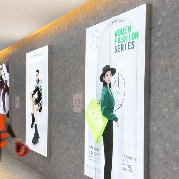 выставочный стенд с полками и экспозиционными нишами